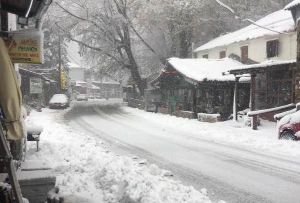 Χιόνια και στο Πήλιο - Ποιες περιοχές αντιμετωπίζουν προβλήματα | in.gr