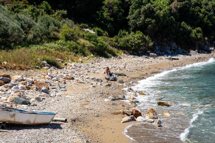 Λάρισα: Η μικρή «μυστική» παραλία άγριας ομορφιάς με τον «θαλασσόλυκο» που κρατάει «Θερμοπύλες» - Φωτορεπορτάζ