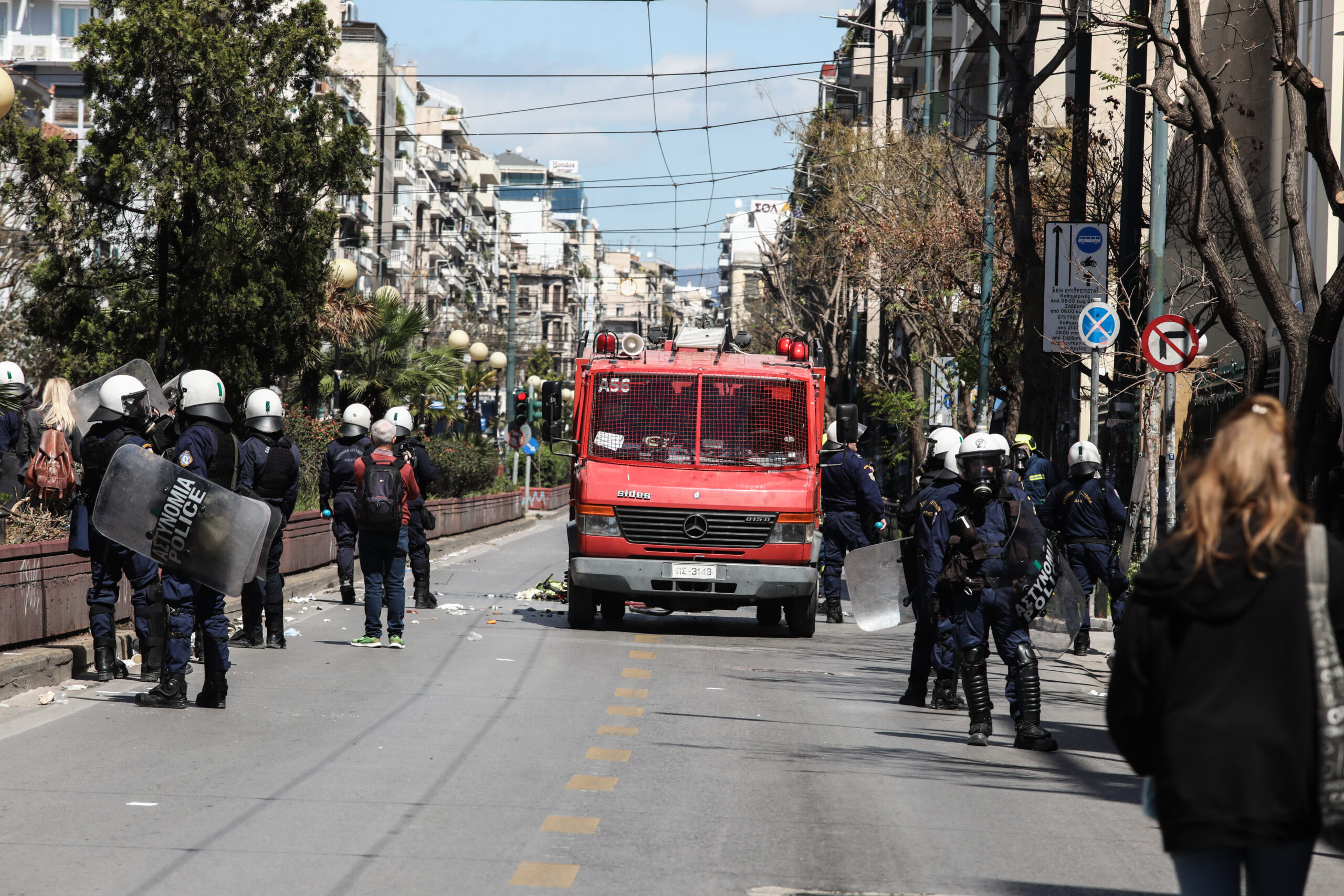 Μολότοφ και επίθεση σε περιπολικό έξω από την ΑΣΟΕΕ – Δικογραφία για άσκοπους αστυνομικούς πυροβολισμούς