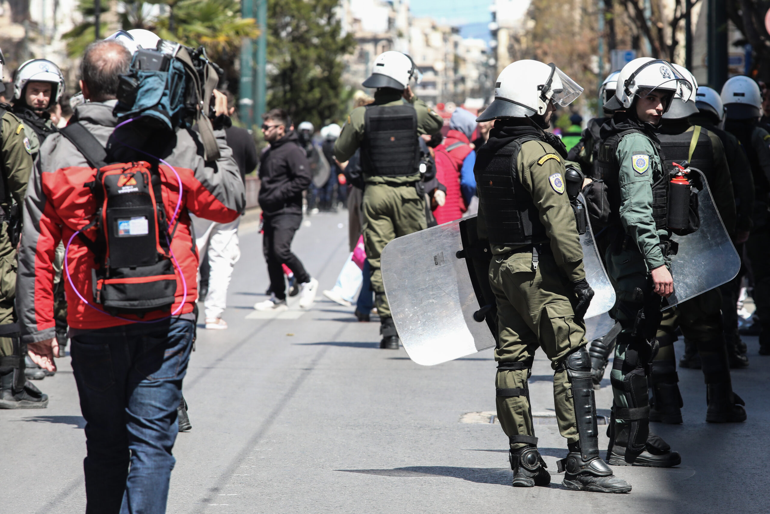 Μολότοφ και επίθεση σε περιπολικό έξω από την ΑΣΟΕΕ – Δικογραφία για άσκοπους αστυνομικούς πυροβολισμούς