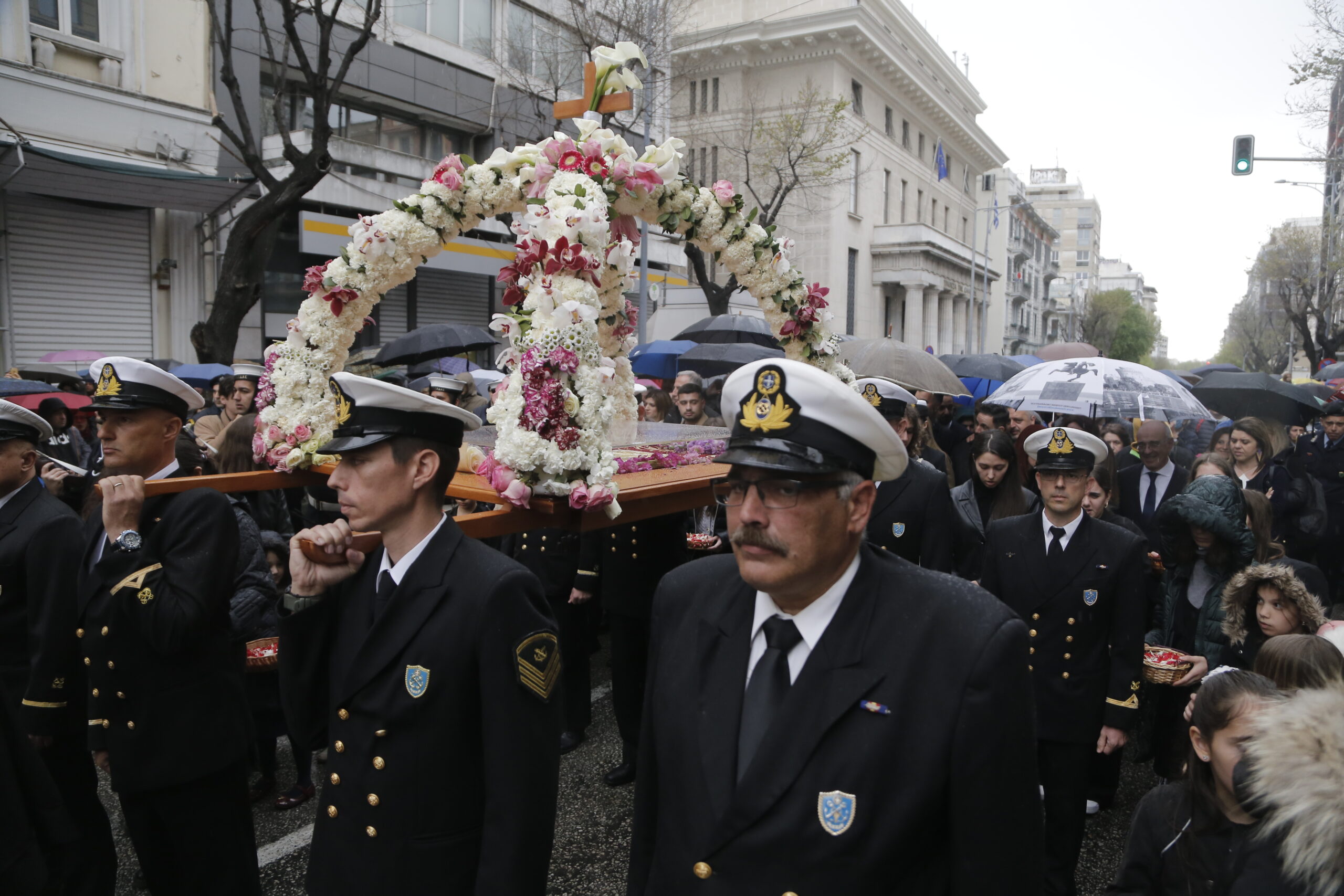 Ω γλυκύ μου έαρ: Κατανυκτική ατμόσφαιρα στην περιφορά των επιταφίων (εικόνες)