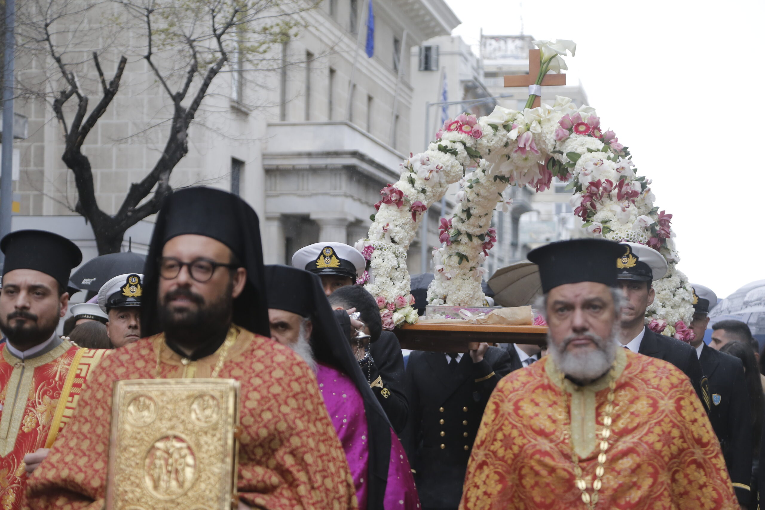 Ω γλυκύ μου έαρ: Κατανυκτική ατμόσφαιρα στην περιφορά των επιταφίων (εικόνες)