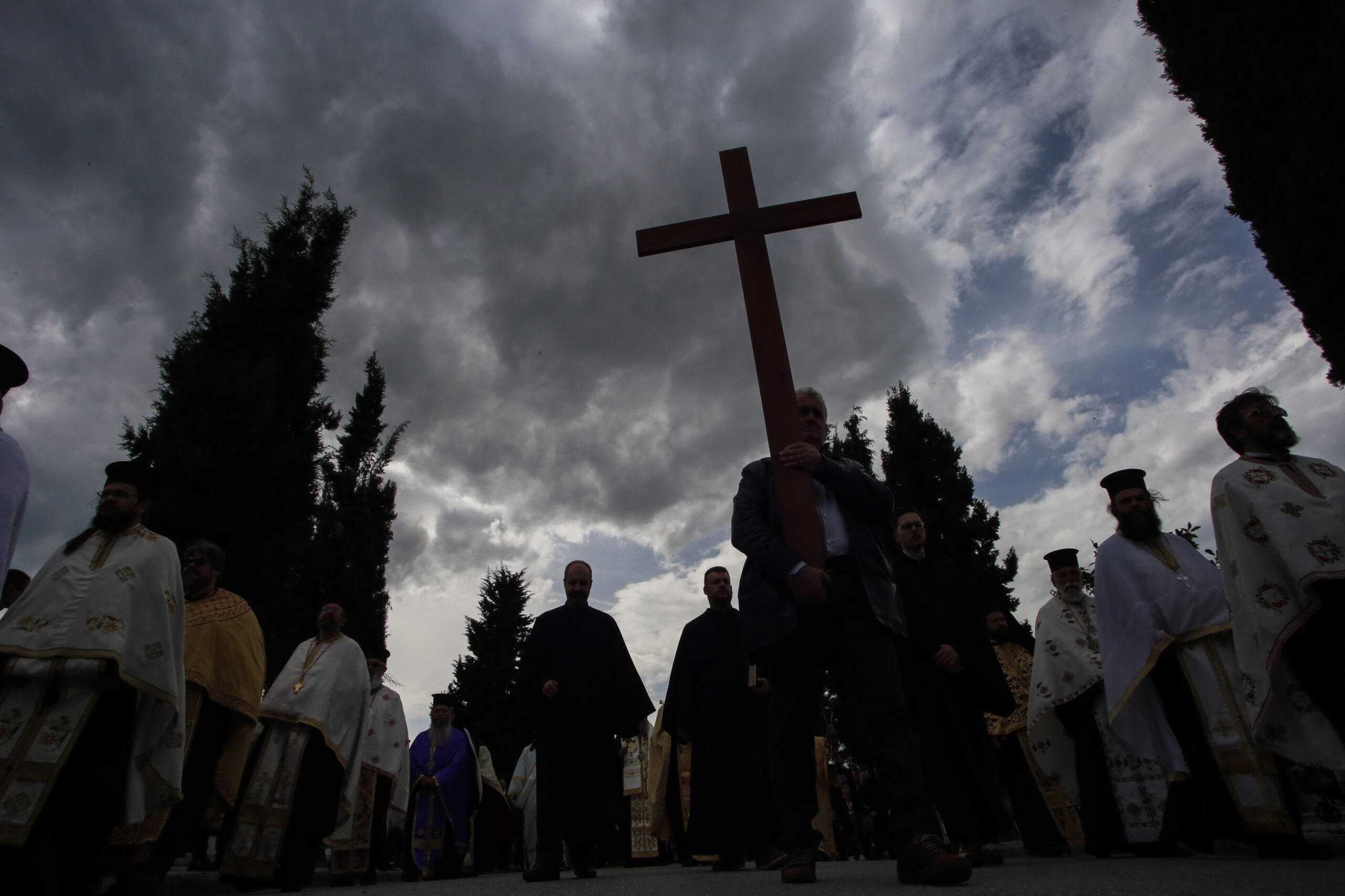 Ω γλυκύ μου έαρ: Κατανυκτική ατμόσφαιρα στην περιφορά των επιταφίων (εικόνες)