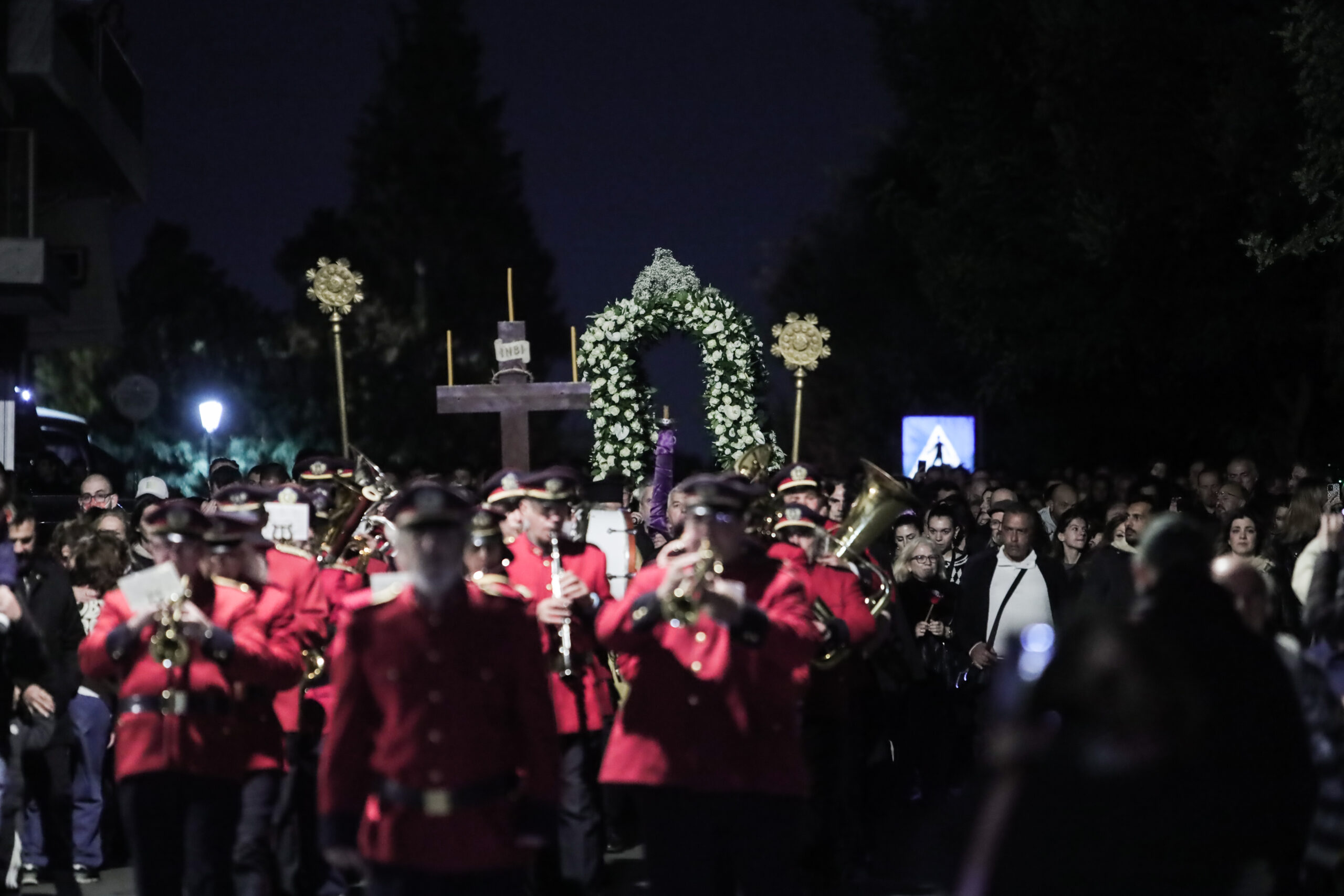 Ω γλυκύ μου έαρ: Κατανυκτική ατμόσφαιρα στην περιφορά των επιταφίων (εικόνες)