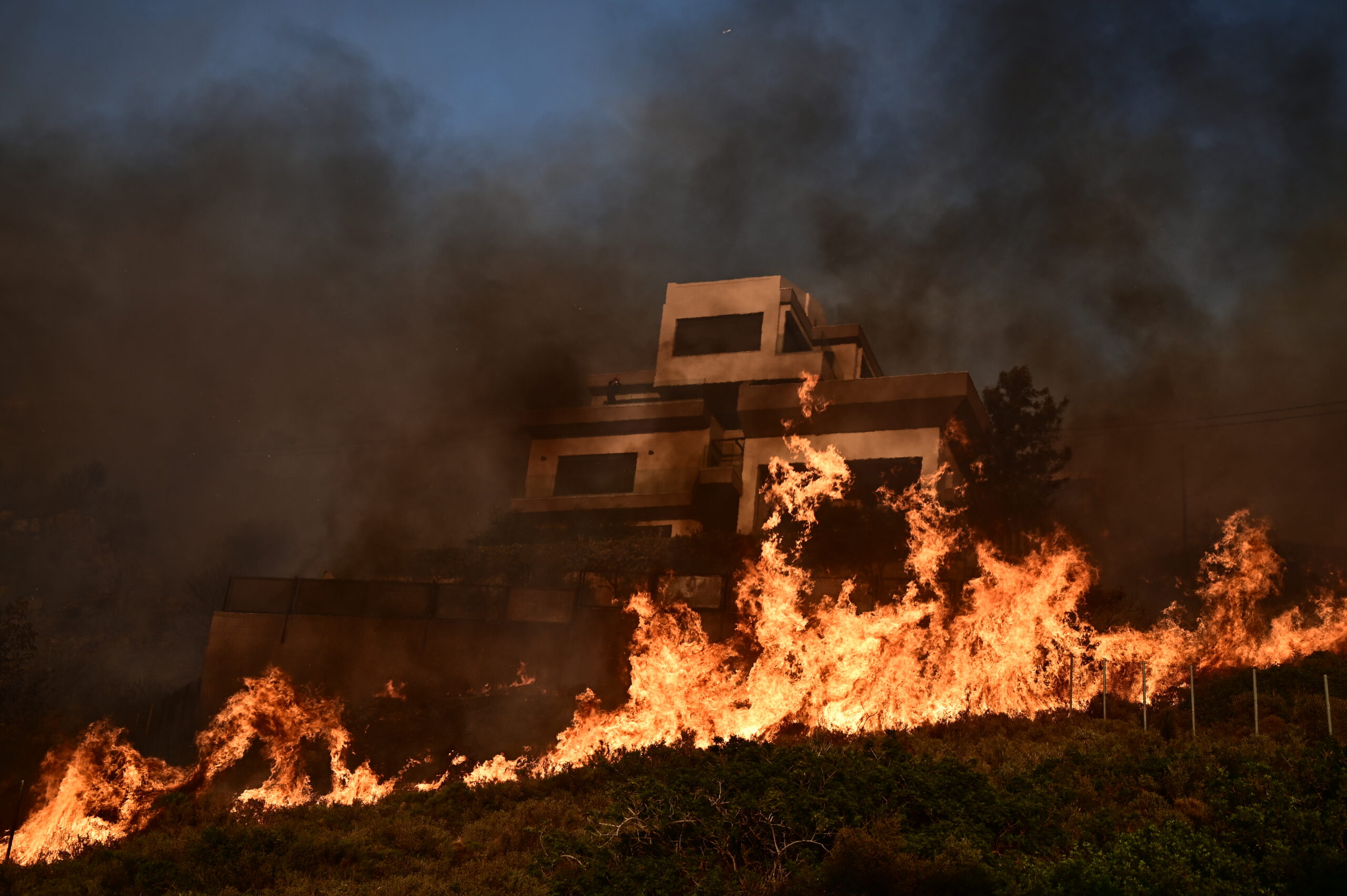 Δύο μέτωπα στα Καλύβια και συνεχείς αναζωπυρώσεις – Μάχη με το χρόνο στα Δερβενοχώρια (Live)