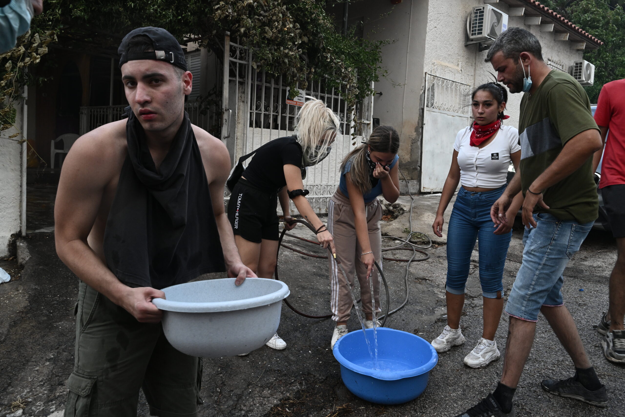 Σε πύρινο κλοιό τα Δερβενοχώρια – Συναγερμός στο Καραούλι Μάνδρας