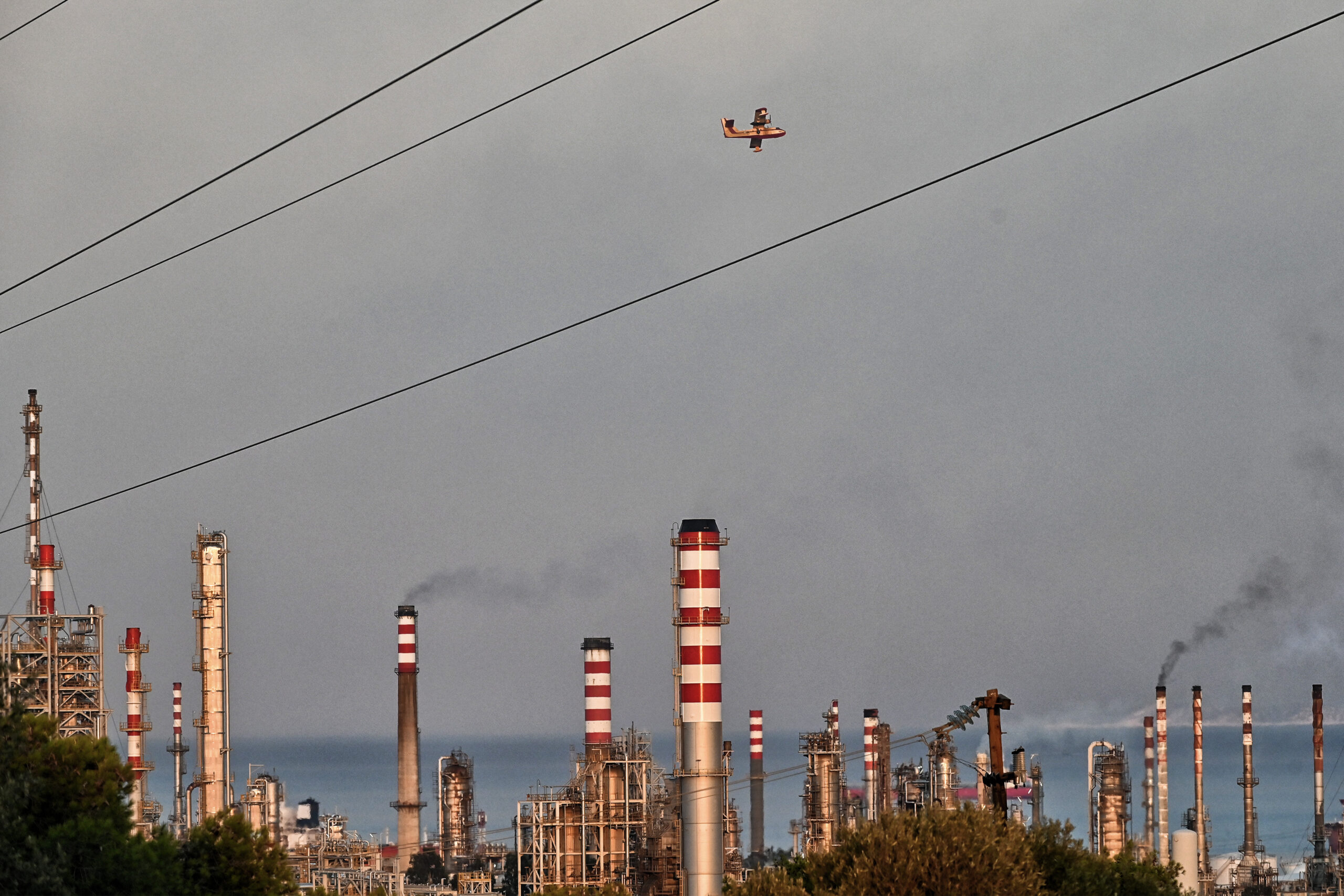 Μαίνεται η φωτιά στα Μέγαρα, κοντά σε σπίτια οι φλόγες – Μάχη με το χρόνο στο Λουτράκι