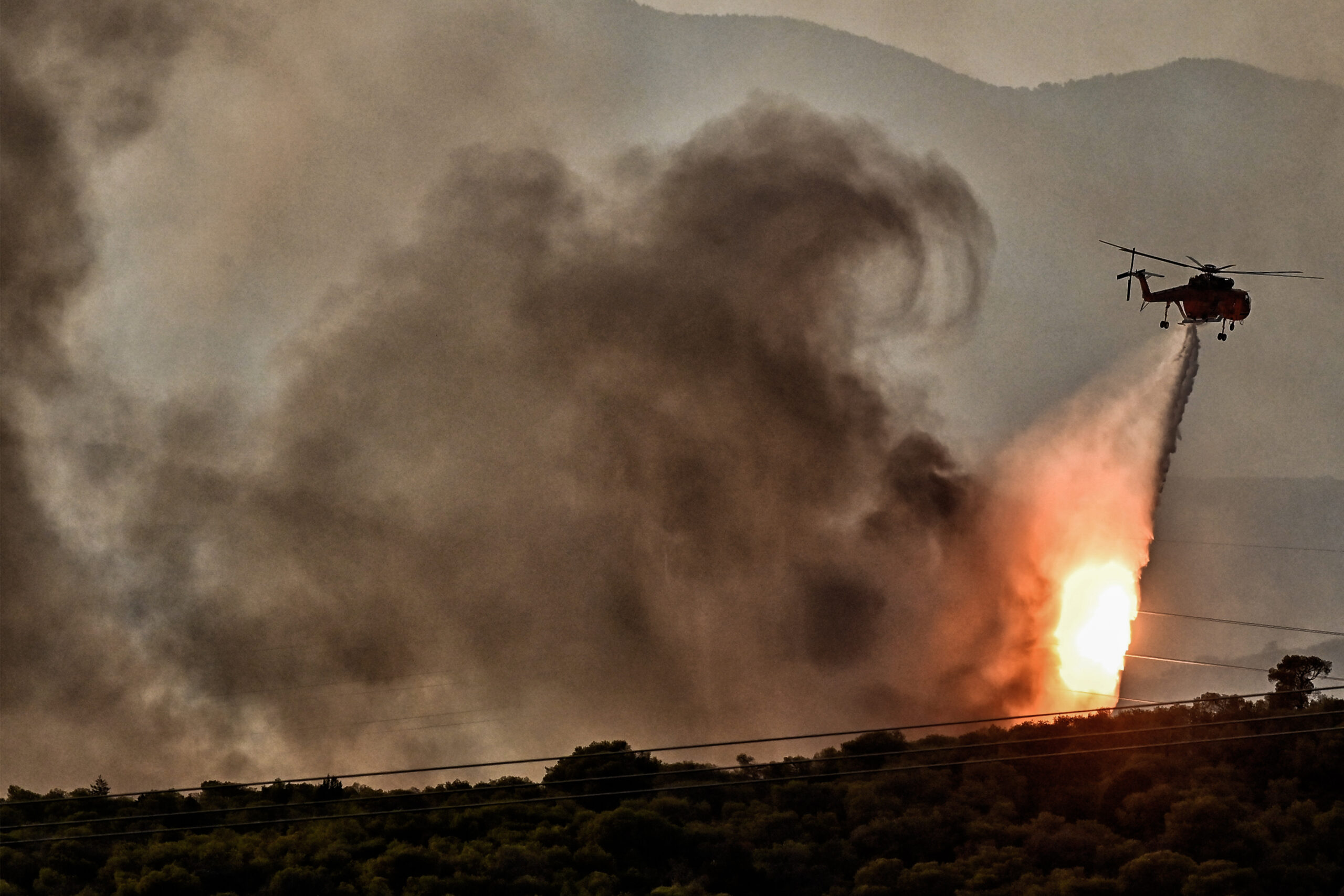 Μαίνεται η φωτιά στα Μέγαρα: Εκκενώνεται το Κανδήλι – Μάχη με το χρόνο και στο Λουτράκι