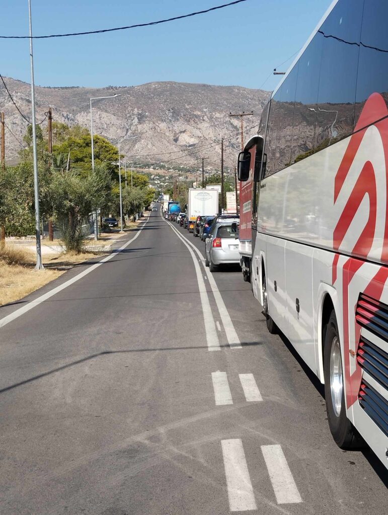 Πυρκαγιά σε βυτιοφόρο: Σε εξέλιξη η μετάγγιση του υγραερίου – Άνοιξε και στα δυο ρεύματα η παλιά Εθνική