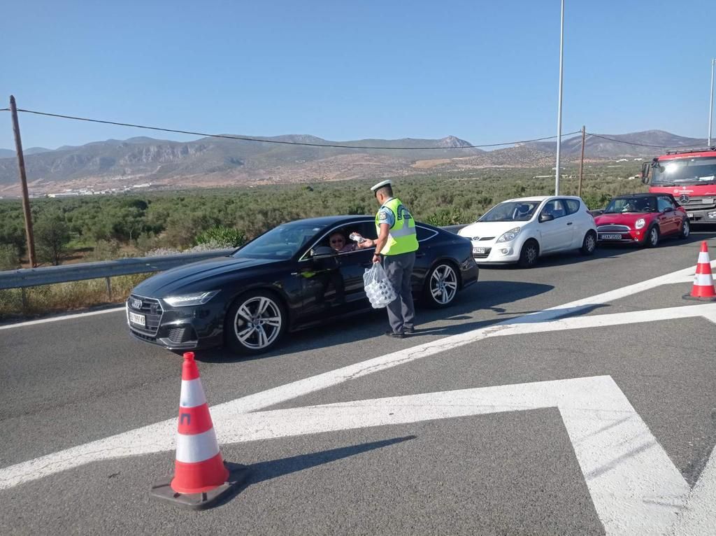 Πυρκαγιά σε βυτιοφόρο: Σε εξέλιξη η μετάγγιση του υγραερίου – Άνοιξε και στα δυο ρεύματα η παλιά Εθνική