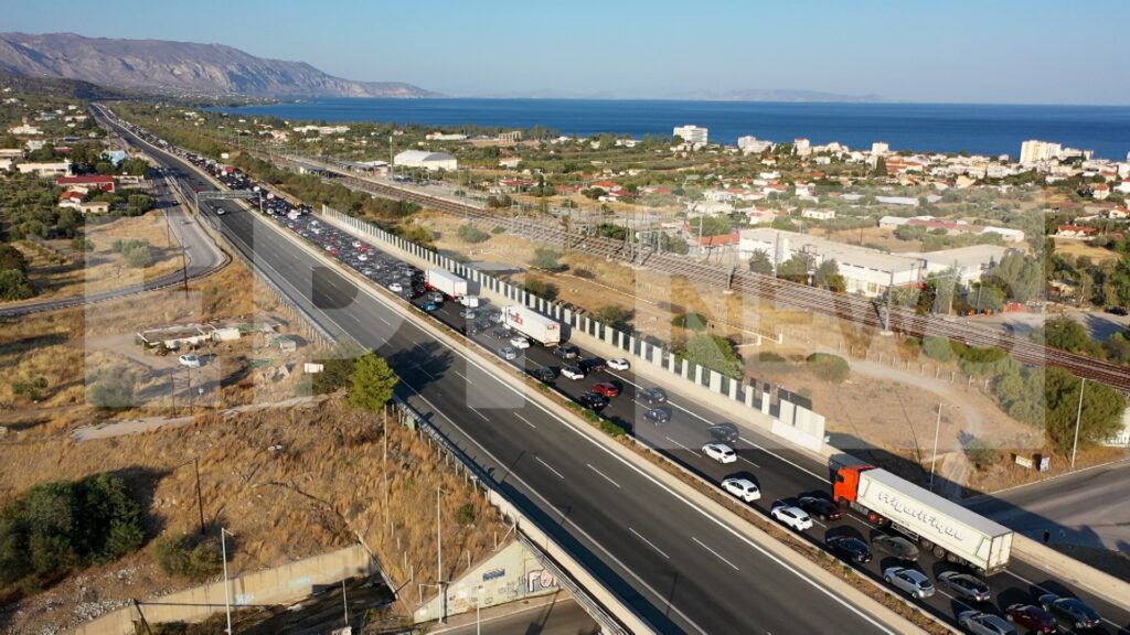 Πυρκαγιά σε βυτιοφόρο: Σε εξέλιξη η μετάγγιση του υγραερίου – Άνοιξε και στα δυο ρεύματα η παλιά Εθνική