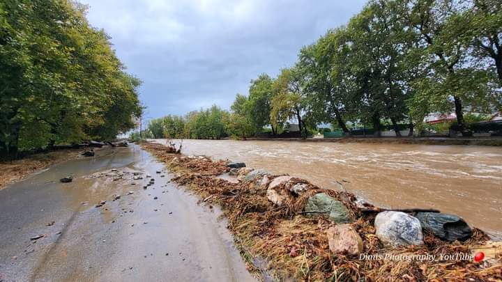 Η κακοκαιρία “χτυπά” τα παράλια της Λάρισας –  Εκκενώθηκαν κατασκηνώσεις