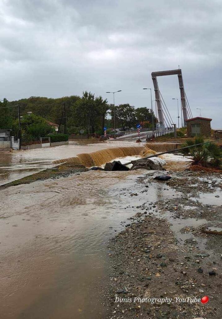 Η κακοκαιρία “χτυπά” τα παράλια της Λάρισας –  Εκκενώθηκαν κατασκηνώσεις