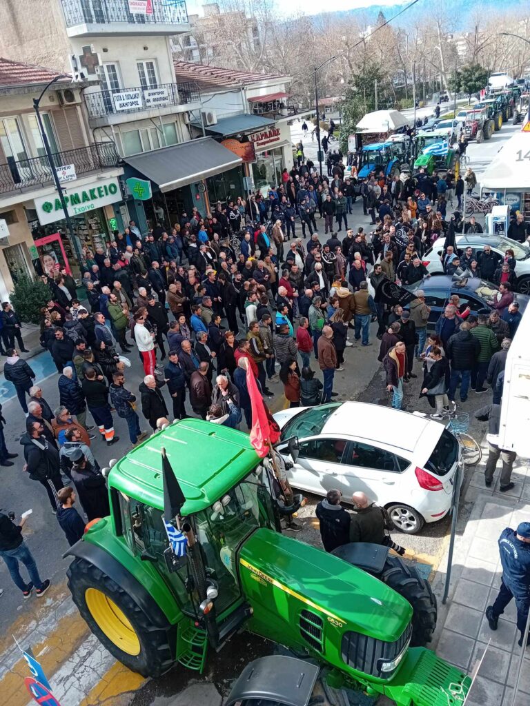 Τρίκαλα: “Όργωσαν” την πόλη οι αγρότες