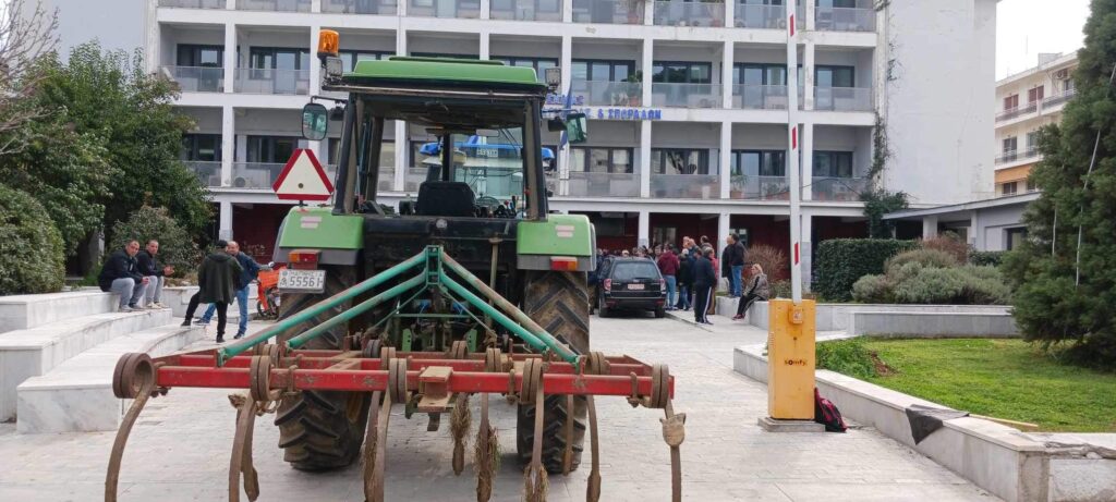 Μηχανοκίνητη πορεία παραγωγών λαϊκών αγορών στο Βόλο