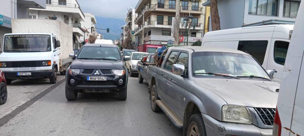 Μηχανοκίνητη πορεία παραγωγών λαϊκών αγορών στο Βόλο