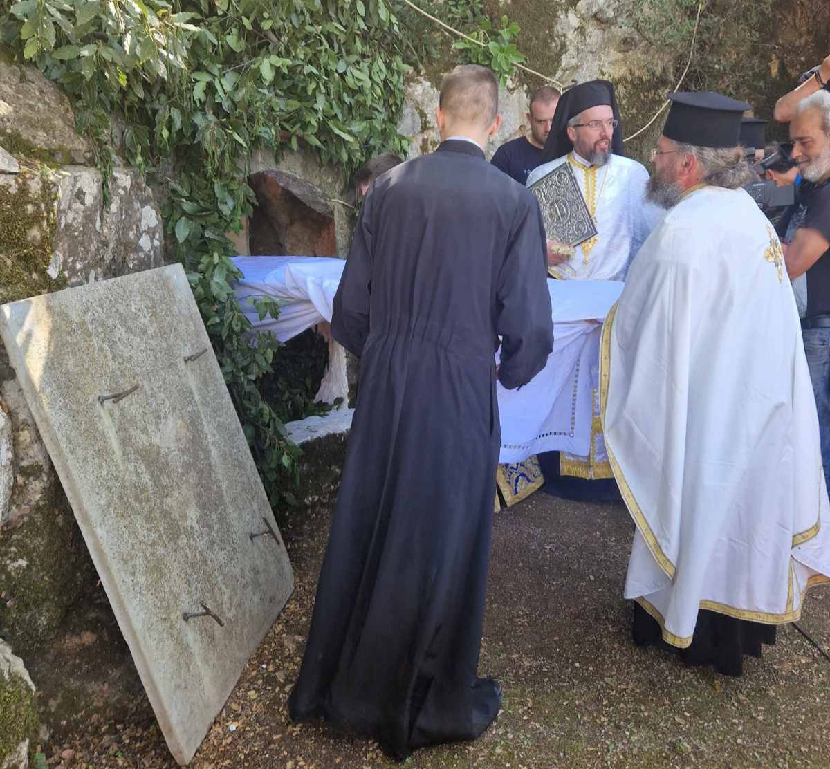 Με κατάνυξη η αναπαράσταση της Ακολουθίας της Αποκαθήλωσης στην Παναγία Ξενιά