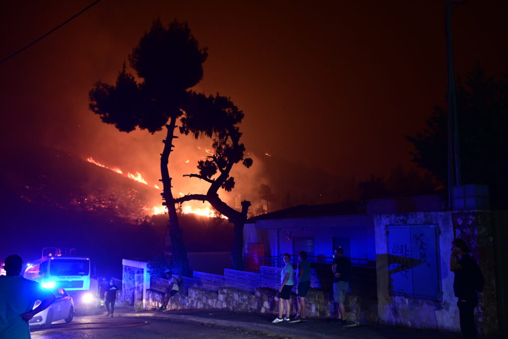 Live – Πύρινη κόλαση στη βορειοανατολική Αττική: Γραμματικό και Καλλιτεχνούπολη τα μεγάλα μέτωπα