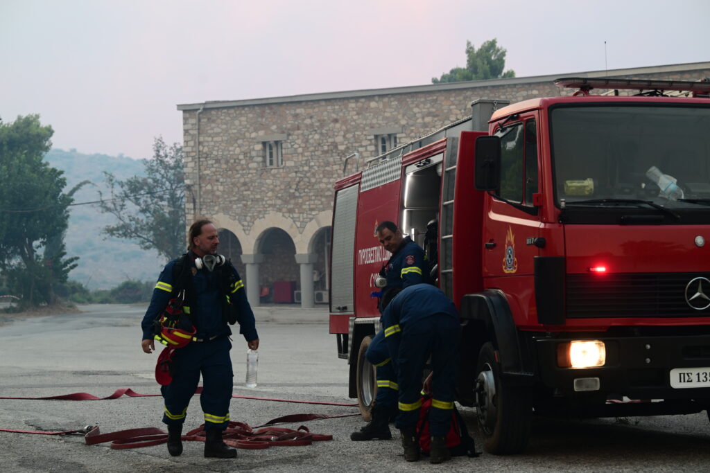 Φωτιά στην Αττική: Συγκλονίζει η εικόνα του πυροσβέστη μετά την ολονύχτια μάχη