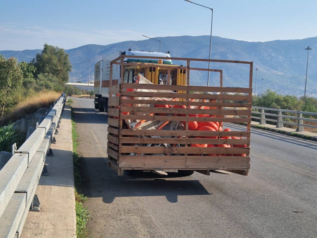 Βόλος: Τοποθετήθηκε και δεύτερο πλέγμα στον Ξηριά για την συγκράτηση των νεκρών ψαριών (φωτό-βίντεο)