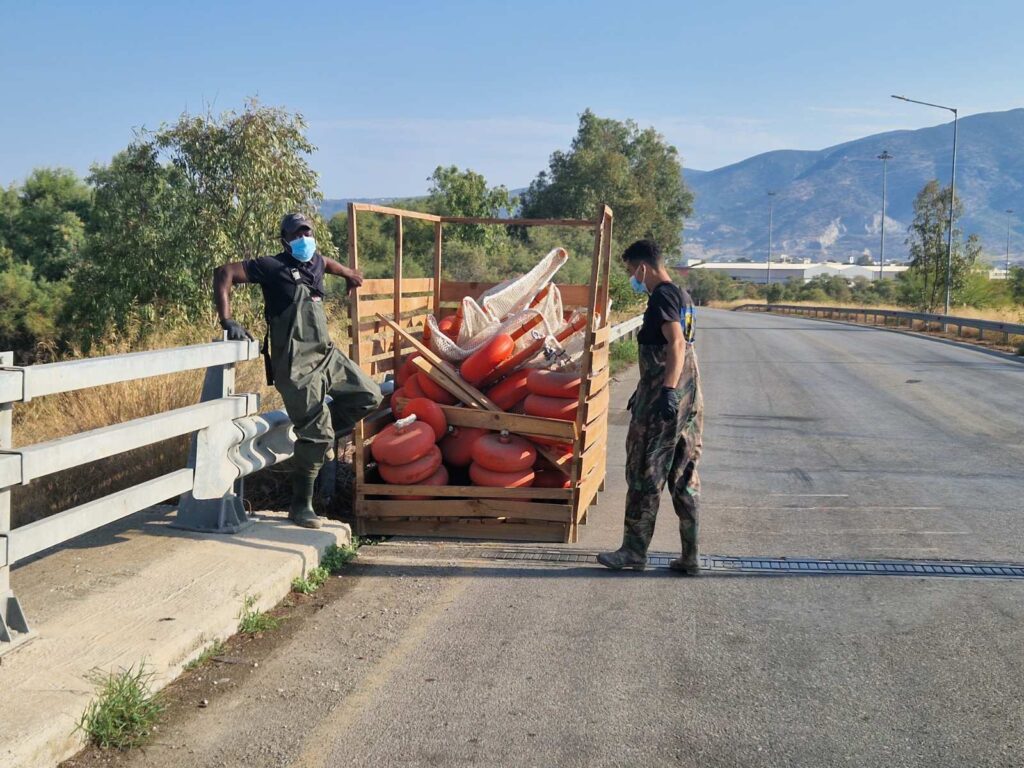 Βόλος: Τοποθετήθηκε και δεύτερο πλέγμα στον Ξηριά για την συγκράτηση των νεκρών ψαριών (φωτό-βίντεο)