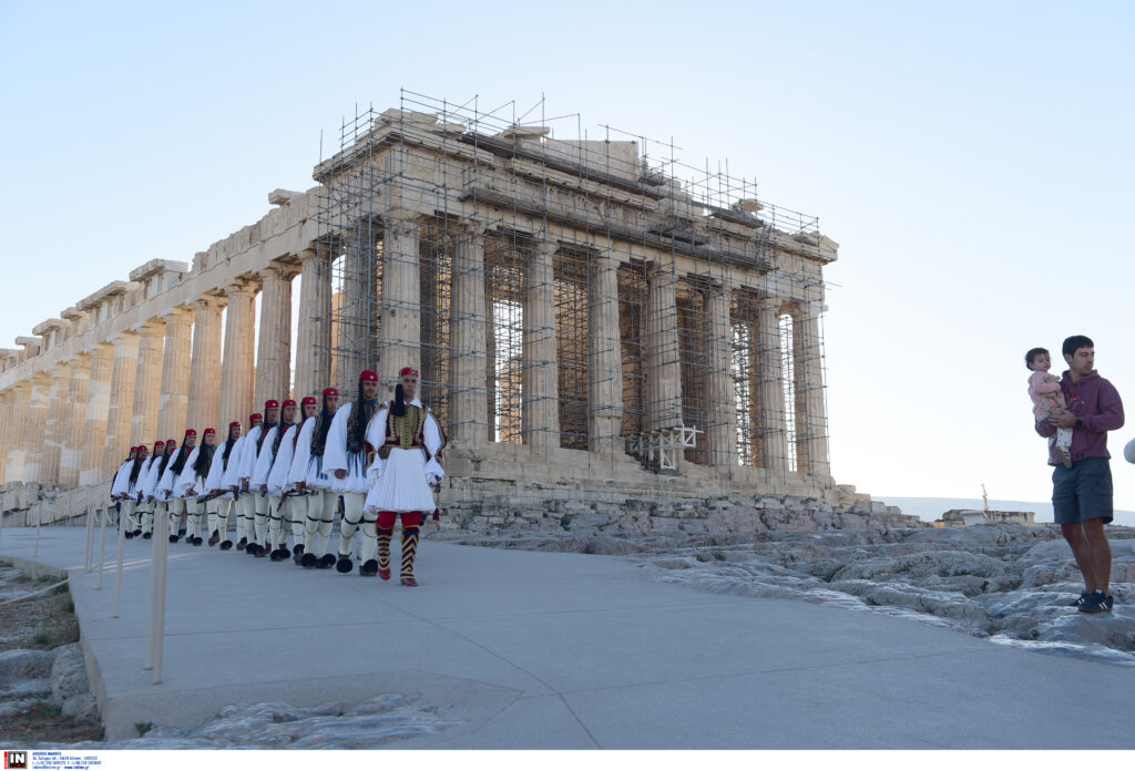 28η Οκτωβρίου: Έπαρση σημαίας στον Ιερό Βράχο της Ακρόπολης (βίντεο και φωτογραφίες)