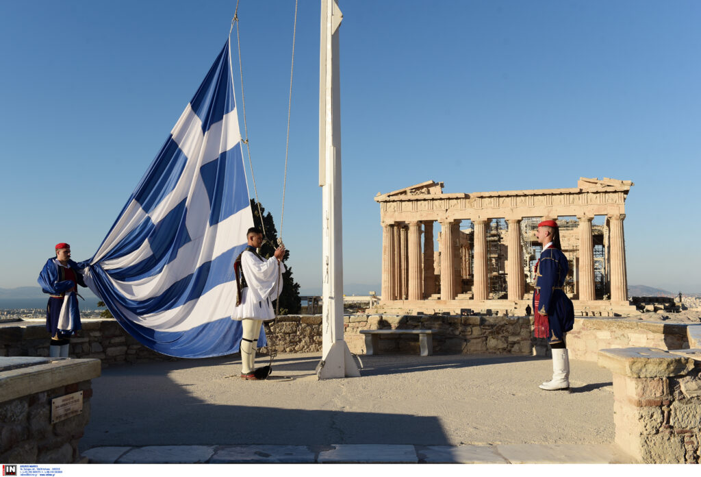 28η Οκτωβρίου: Έπαρση σημαίας στον Ιερό Βράχο της Ακρόπολης (βίντεο και φωτογραφίες)