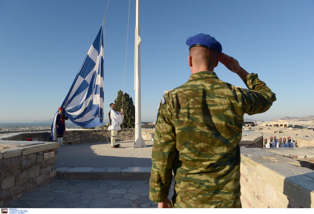 28η Οκτωβρίου: Έπαρση σημαίας στον Ιερό Βράχο της Ακρόπολης (βίντεο και φωτογραφίες)