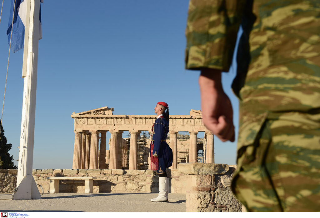 28η Οκτωβρίου: Έπαρση σημαίας στον Ιερό Βράχο της Ακρόπολης (βίντεο και φωτογραφίες)