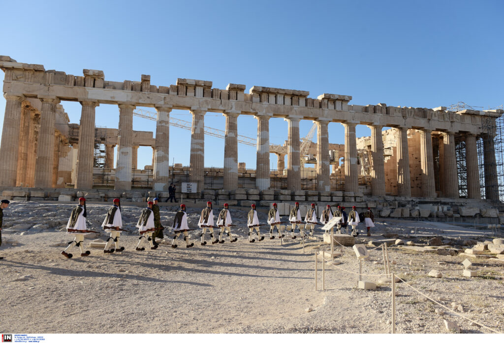 28η Οκτωβρίου: Έπαρση σημαίας στον Ιερό Βράχο της Ακρόπολης (βίντεο και φωτογραφίες)