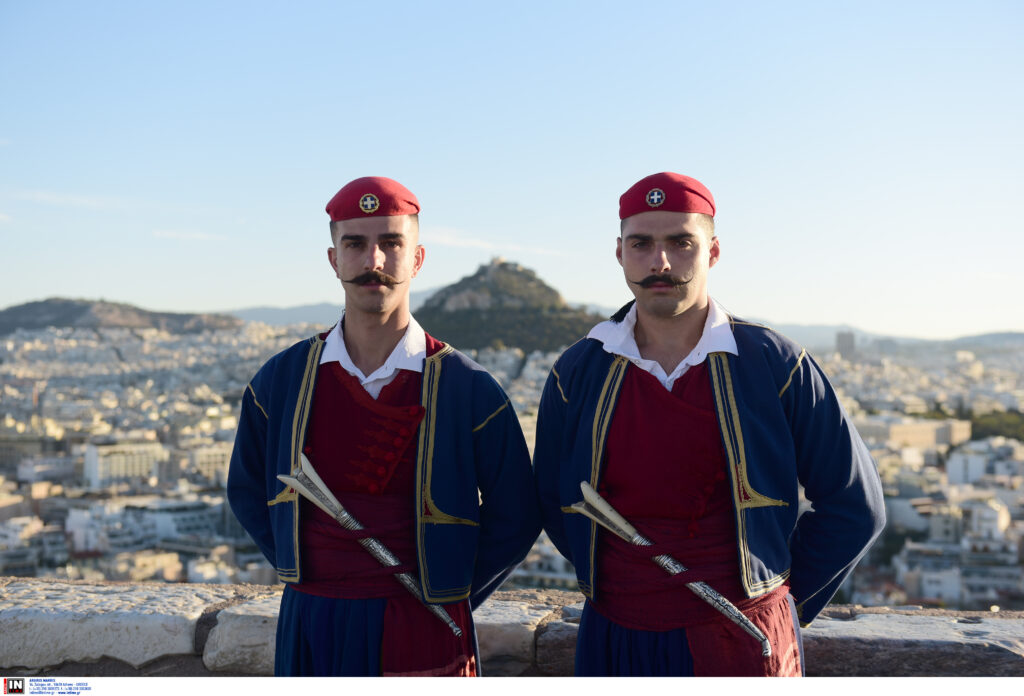 28η Οκτωβρίου: Έπαρση σημαίας στον Ιερό Βράχο της Ακρόπολης (βίντεο και φωτογραφίες)