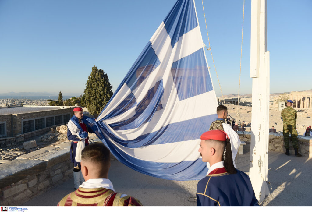 28η Οκτωβρίου: Έπαρση σημαίας στον Ιερό Βράχο της Ακρόπολης (βίντεο και φωτογραφίες)