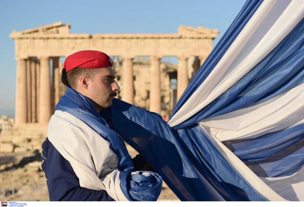 28η Οκτωβρίου: Έπαρση σημαίας στον Ιερό Βράχο της Ακρόπολης (βίντεο και φωτογραφίες)