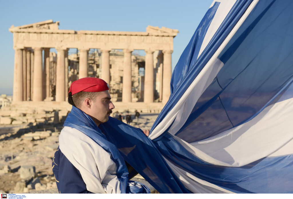 28η Οκτωβρίου: Έπαρση σημαίας στον Ιερό Βράχο της Ακρόπολης (βίντεο και φωτογραφίες)