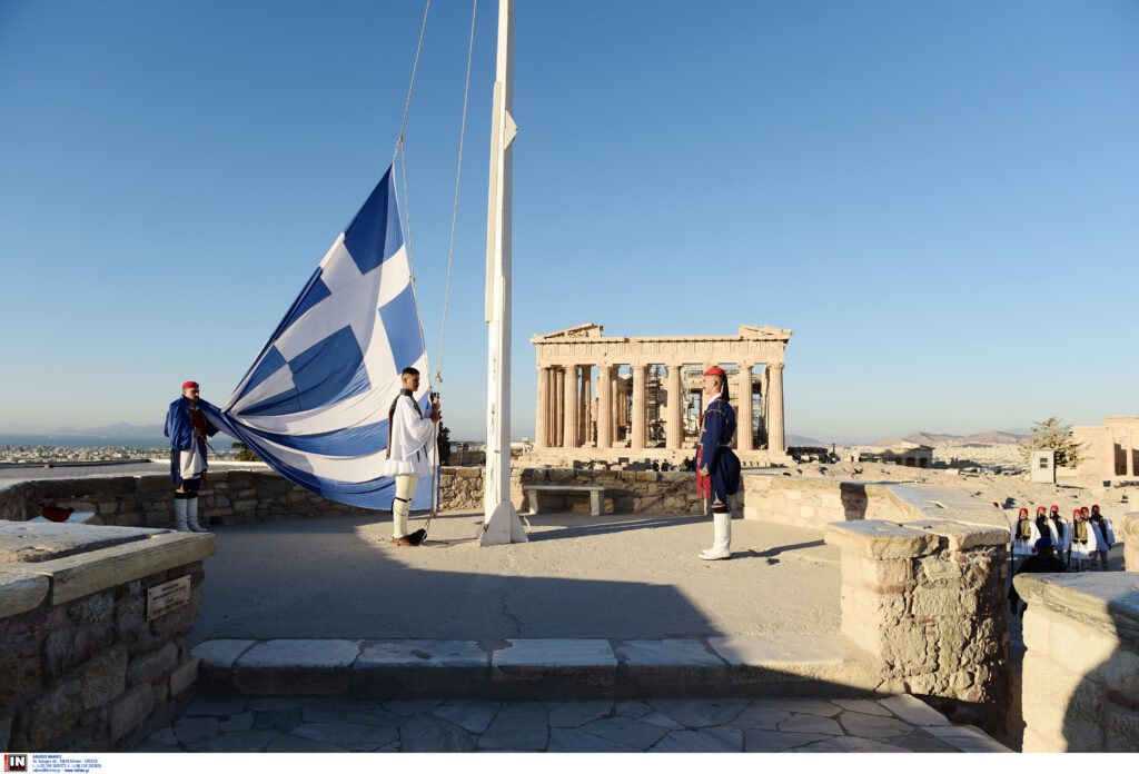 28η Οκτωβρίου: Έπαρση σημαίας στον Ιερό Βράχο της Ακρόπολης (βίντεο και φωτογραφίες)