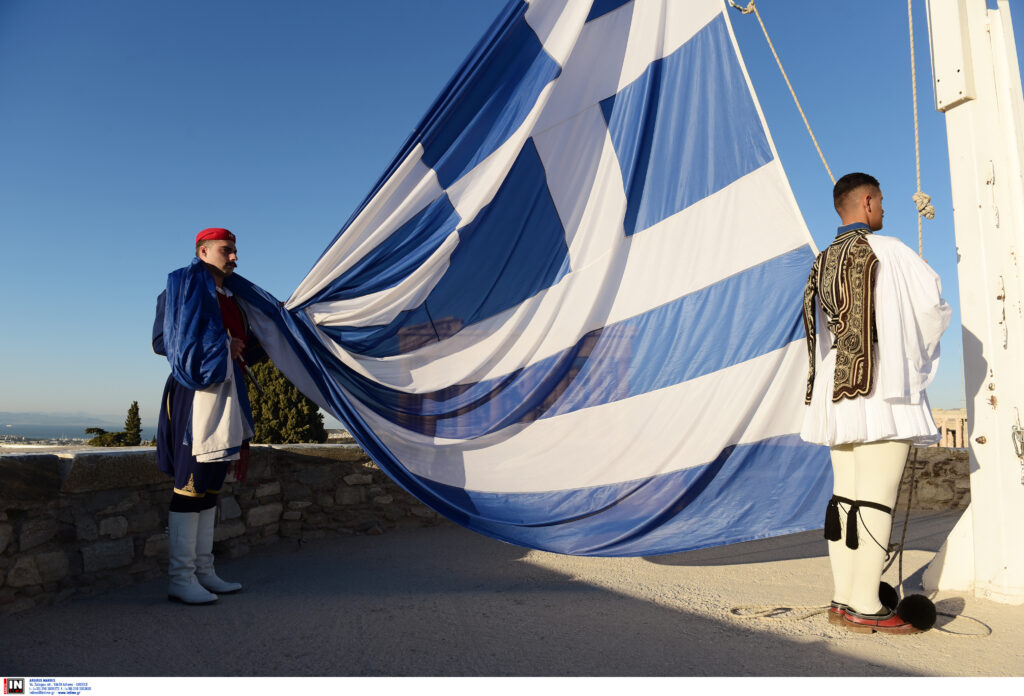 28η Οκτωβρίου: Έπαρση σημαίας στον Ιερό Βράχο της Ακρόπολης (βίντεο και φωτογραφίες)