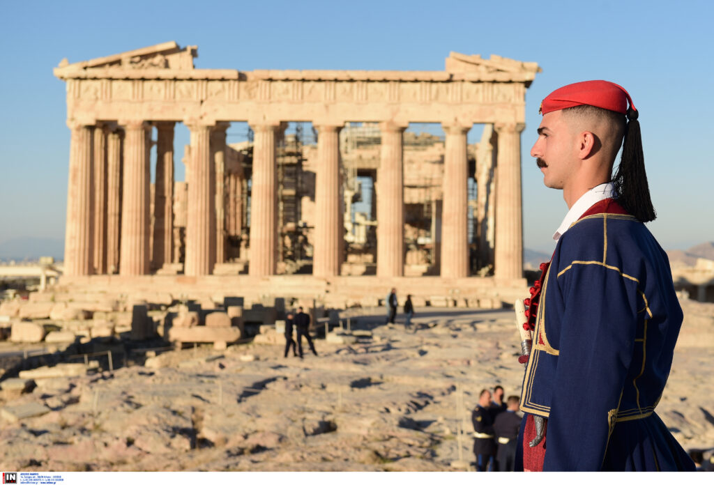 28η Οκτωβρίου: Έπαρση σημαίας στον Ιερό Βράχο της Ακρόπολης (βίντεο και φωτογραφίες)