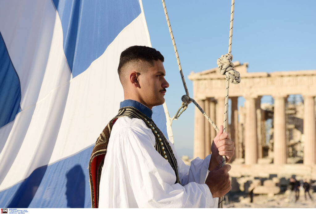 28η Οκτωβρίου: Έπαρση σημαίας στον Ιερό Βράχο της Ακρόπολης (βίντεο και φωτογραφίες)