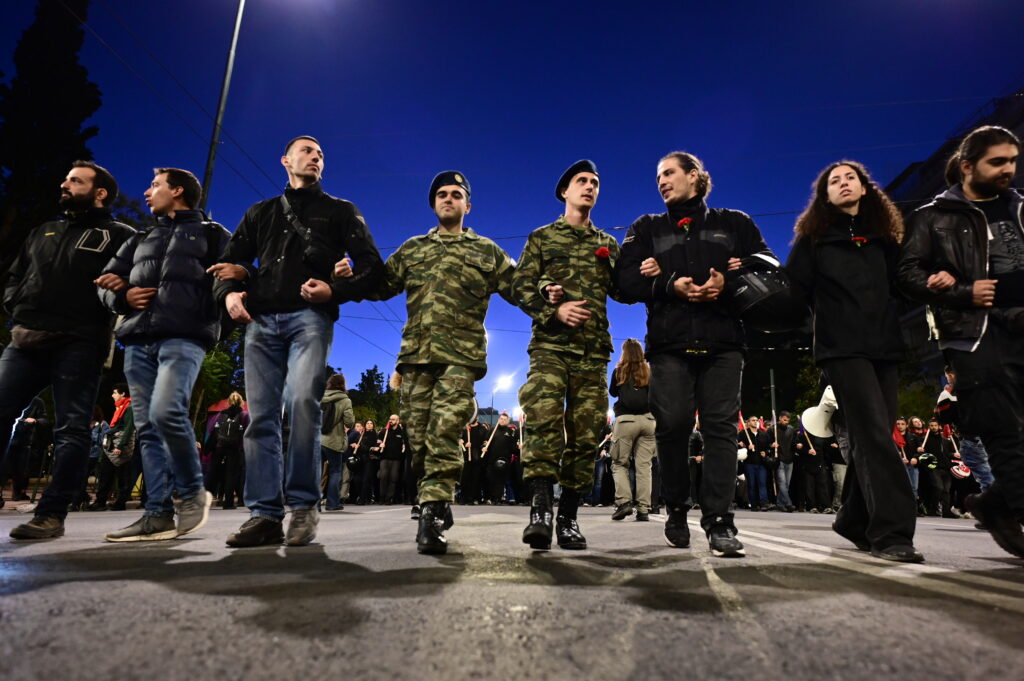 Πολυτεχνείο: Μαζική η πορεία στην Αθήνα, 150 προσαγωγές και έξι συλλήψεις – Ένταση και μολότοφ στη Θεσσαλονίκη