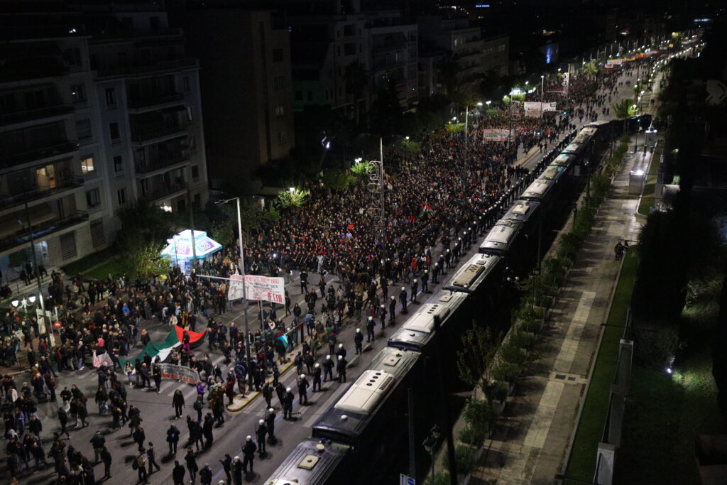 Πολυτεχνείο: Μαζική η πορεία στην Αθήνα, 150 προσαγωγές και έξι συλλήψεις – Ένταση και μολότοφ στη Θεσσαλονίκη