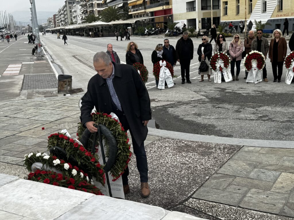 Βόλος: “Επίκαιρα όσο ποτέ τα μηνύματα του Πολυτεχνείου” – Κατάθεση στεφάνων στο Ηρώο