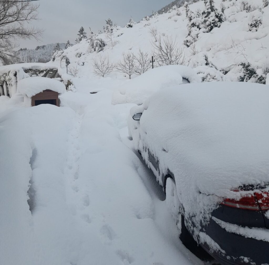 Ελασσόνα: Στο ένα μέτρο έφτασε το χιόνι στον Κοκκινοπηλό