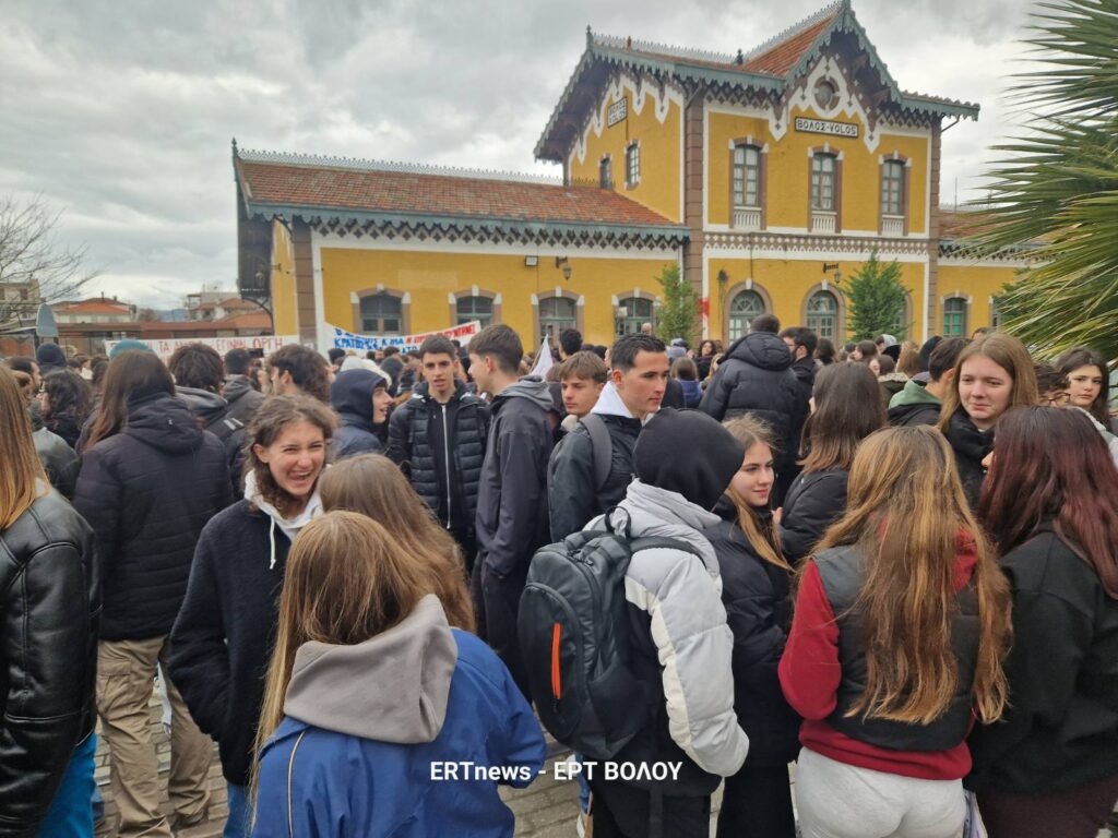 “Ο χρόνος κυλά, η οργή φουντώνει” φώναξαν σήμερα μαθητές και φοιτητές σε συλλαλητήριο για τα Τέμπη