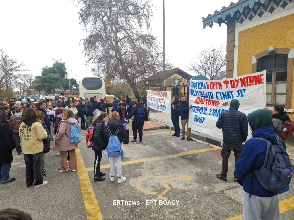 “Ο χρόνος κυλά, η οργή φουντώνει” φώναξαν σήμερα μαθητές και φοιτητές σε συλλαλητήριο για τα Τέμπη