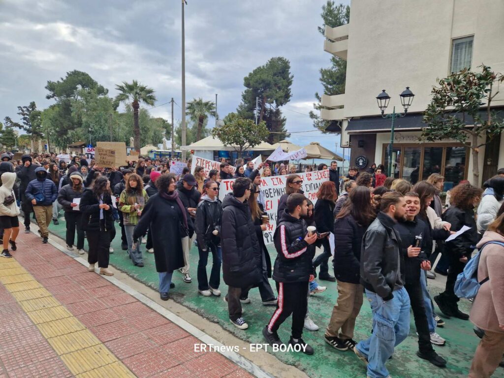 “Ο χρόνος κυλά, η οργή φουντώνει” φώναξαν σήμερα μαθητές και φοιτητές σε συλλαλητήριο για τα Τέμπη