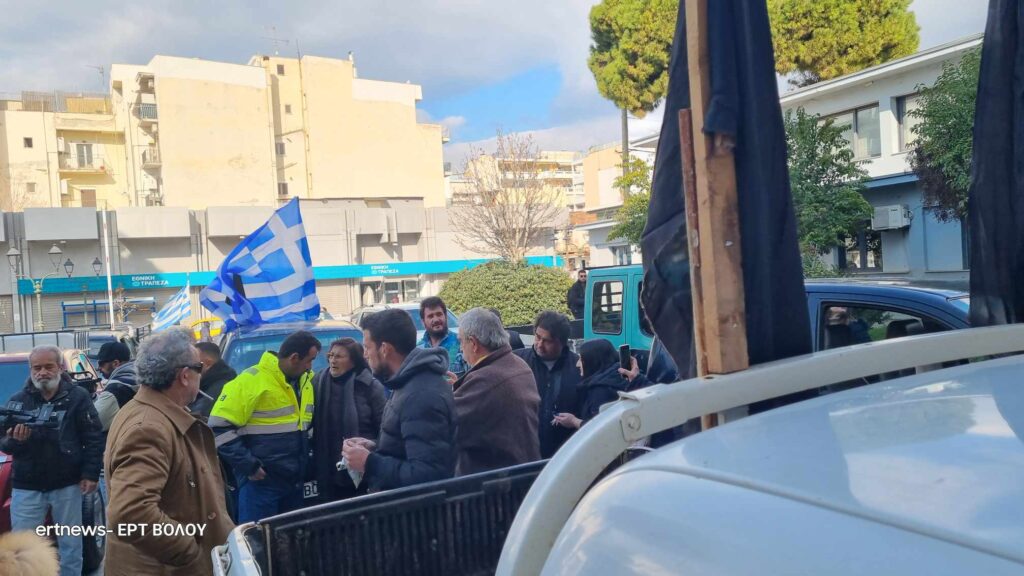 Βόλος: Έξω από την Περιφερειακή Ενότητα πέρασαν τη νύχτα οι αγρότες – Επόμενος σταθμός η Αποκεντρωμένη Διοίκηση